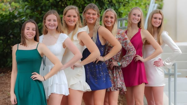 Eine Gruppe Schüler der Hilton Head Preparatory School steht im Grünen und posiert gemeinsam für ein Foto.