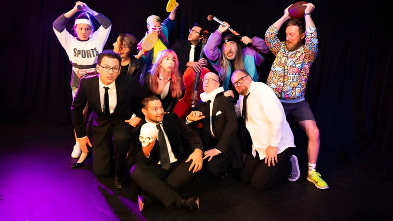 Eine Gruppe von Schülerinnen und Schülern steht auf der Bühne des Hobart College vor bunter Bühnenbeleuchtung.