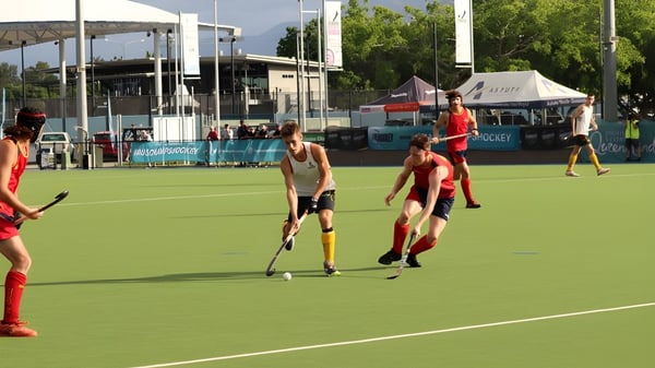 Eine Gruppe von Schülerinnen und Schülern spielt Feldhockey auf dem Kunstrasenfeld am Hobart College.
