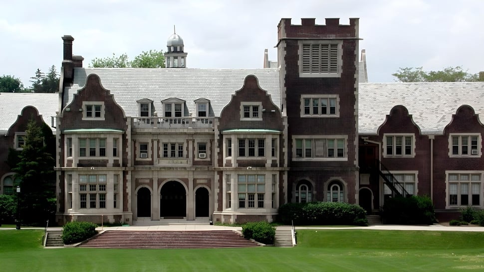 Das Hobart College zeigt ein imposantes, schlossähnliches Gebäude mit Türmen und Arkadenfenstern auf einem großzügigen Rasen.