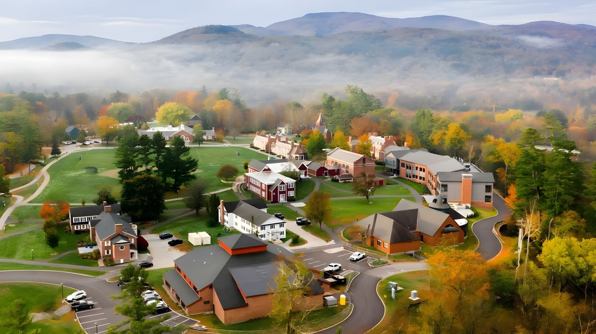 Herbstliche Berglandschaft mit buntem Laub nahe der Holderness School.