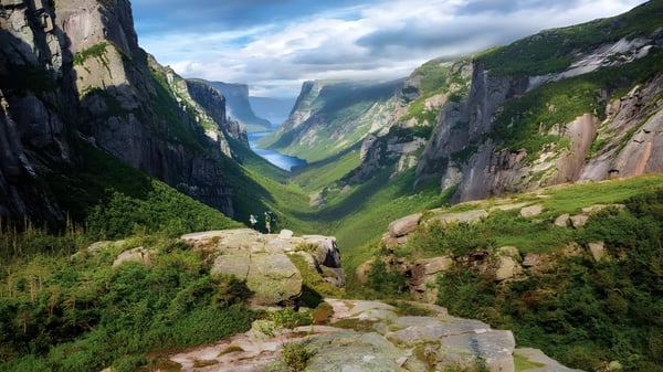 Berglandschaft mit steilen Klippen und grünem Tal unter bewölktem Himmel nahe der Holy Heart of Mary High School.