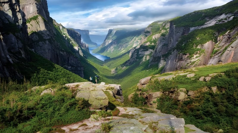 Berglandschaft mit steilen Klippen und grünem Tal unter bewölktem Himmel nahe der Holy Heart of Mary High School.