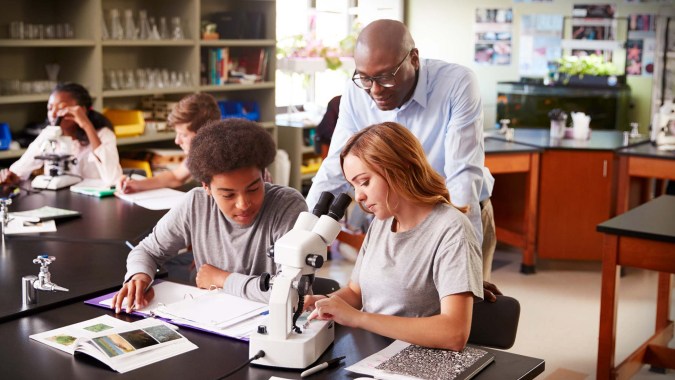 Schülerinnen und Schüler des Holy Rosary College arbeiten gemeinsam in einem Klassenzimmer unter Anleitung einer Lehrkraft.
