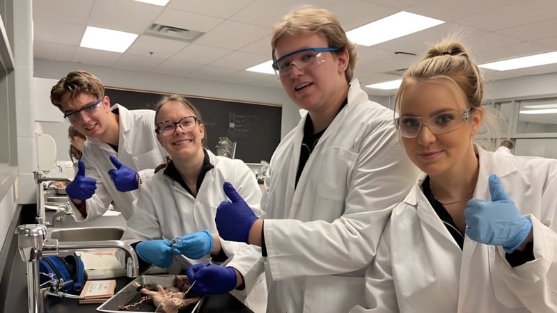 Schüler der Holy Trinity Catholic High School untersuchen konzentriert ein Experiment im Labor.