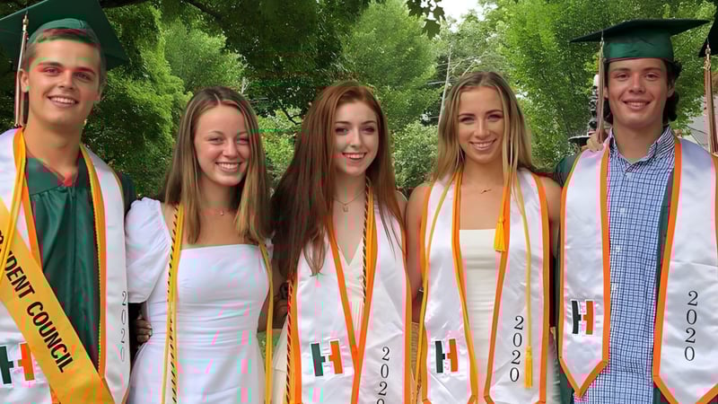 Fünf Schüler in Abschlusskleidung stehen gemeinsam im Grünen auf dem Campus der Hopkinton High School.