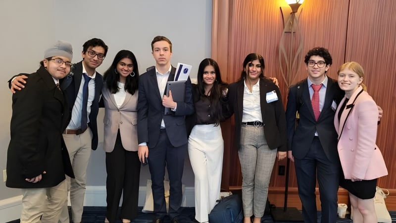 Eine Gruppe von Personen posiert in einem formellen Rahmen auf dem Campus des Hopkinton Public School District.