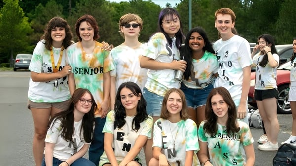 Eine Gruppe Schülerinnen und Schüler steht zusammen im Freien auf dem Gelände des Hopkinton Public School District.