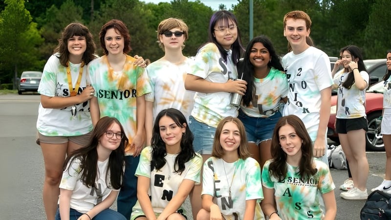 Eine Gruppe Schülerinnen und Schüler steht zusammen im Freien auf dem Gelände des Hopkinton Public School District.