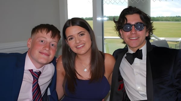 Drei Personen posieren gemeinsam in einem formellen Raum auf dem Campus der Howard of Effingham School mit Aussicht auf die Landschaft.