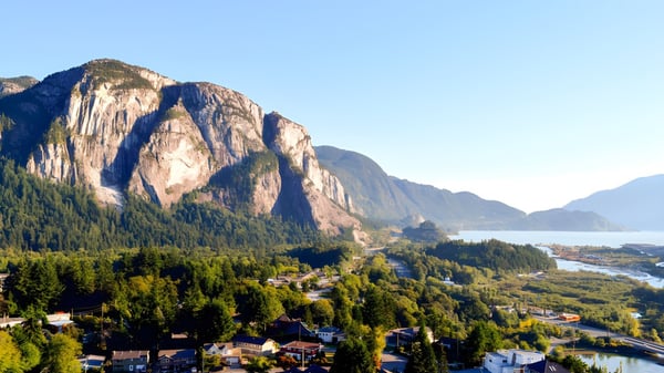 Majestätische Berge überblicken das bewaldete Tal nahe der Howe Sound Secondary School.