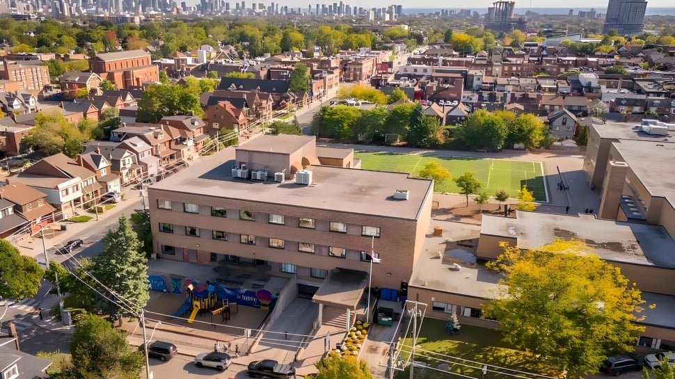 Blick auf die urbanen und grünen Bereiche mit modernen Gebäuden in der Umgebung des Hudson College.