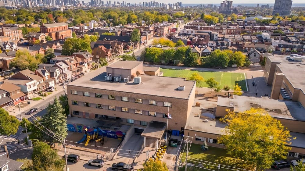Herbstliche Stadtlandschaft mit modernen und älteren Gebäuden auf dem Campus des Hudson College.