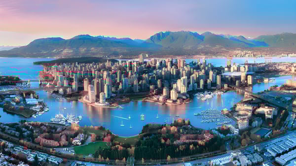 Blick auf die Stadt mit Hafen und Bergen in der Nähe der Hugh Boyd Secondary School.