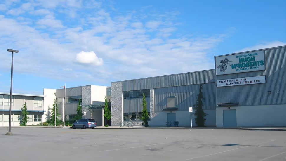 Ein großes Industriegebäude mit einem Home Depot Schild auf dem Gelände der École Secondaire Hugh McRoberts Secondary School.