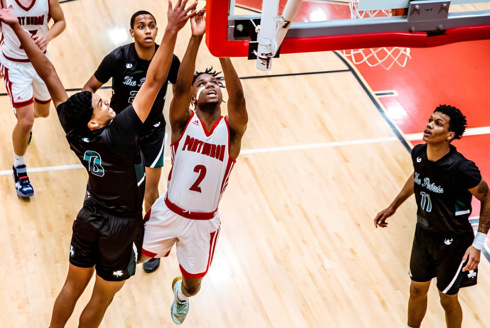Schüler der Huron High School spielen ein Basketballspiel in der Sporthalle.