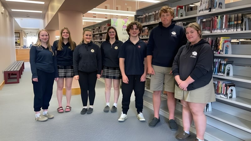 Schüler des Huron-Perth Catholic District School Board stehen gemeinsam in einer Bibliothek der Schule.