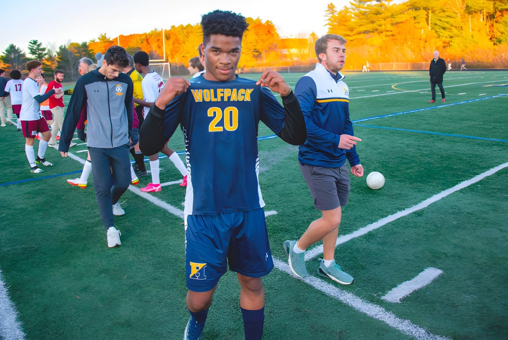 Eine Gruppe Schüler der Hyde School steht in Sportbekleidung auf dem Fußballfeld mit herbstlichem Blattwerk im Hintergrund.