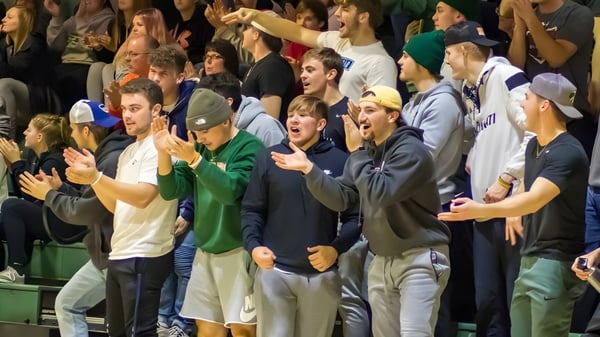Schüler der Illinois Eastern Community Colleges applaudieren bei einer Veranstaltung.