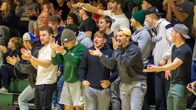 Schüler der Illinois Eastern Community Colleges applaudieren bei einer Veranstaltung.