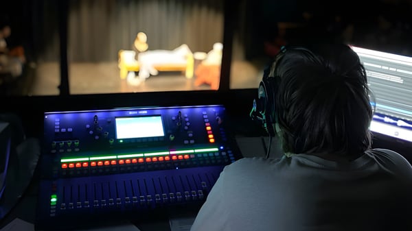 Eine Person sitzt vor einem Computer mit komplexer Audio-Mixing-Software auf dem Bildschirm in der Imagine High Integrated Arts and Technology Secondary School.