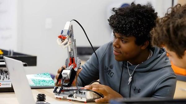 Ein Schüler der IMG Academy konzentriert sich im Werkstattunterricht auf den Zusammenbau eines mechanischen Geräts.