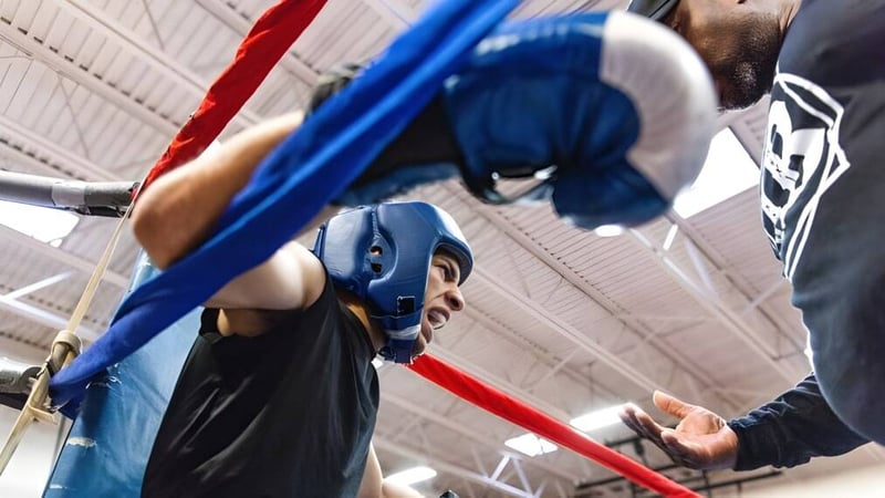Eine Schülerin trägt Schutzkleidung bei einer sportlichen Aktivität auf dem Gelände der Immaculate Heart Central School.