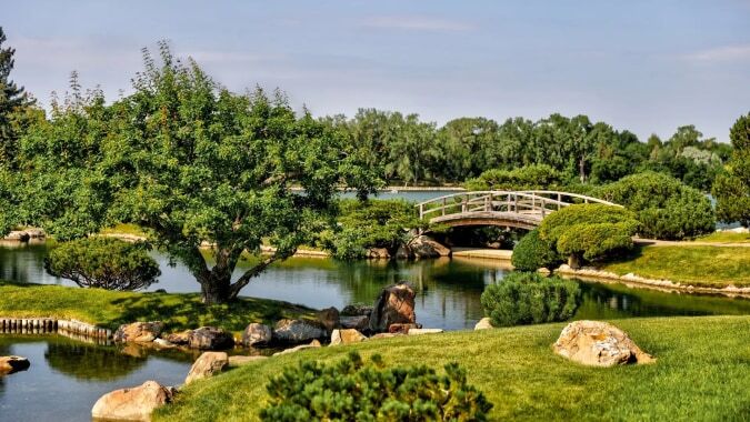 Ein ruhiger japanischer Garten mit Teich und Holzbrücke auf dem Gelände der Immanuel Christian Secondary School.