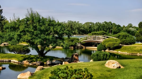 Ein japanischer Garten mit Holzbrücke und Teich auf dem Gelände der Immanuel Christian Secondary School.