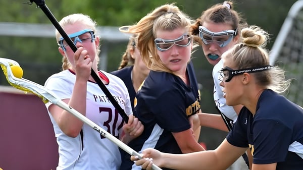 Eine Gruppe von Schülerinnen des Immanuel College führt auf dem Sportfeld eine Teambesprechung durch.