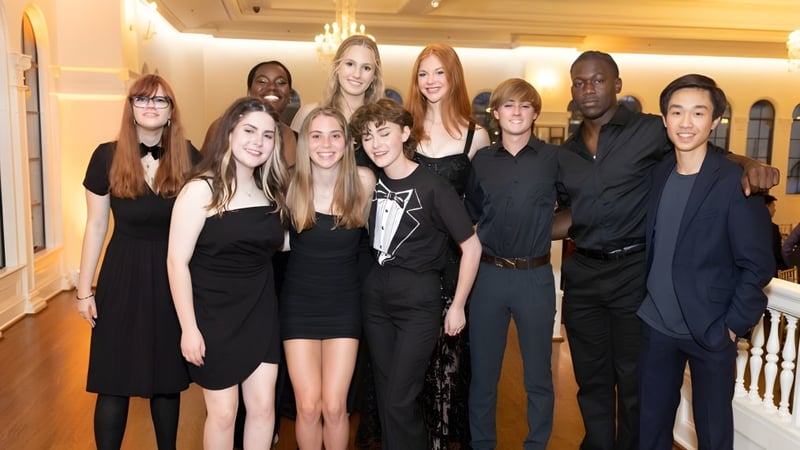 Eine Gruppe von Schülerinnen der Indian Springs School posiert in einem formellen Raum mit verzierten architektonischen Details.