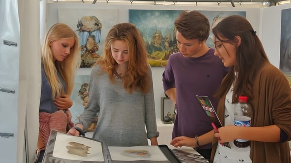 Schüler der International Bilingual School of Provence betrachten Ausstellungsstücke und diskutieren die Kunstwerke gemeinsam.