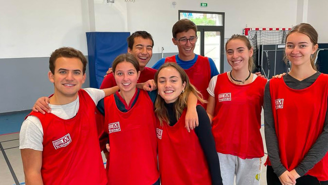 Schüler der International Bilingual School of Provence posieren gemeinsam in der Sporthalle.