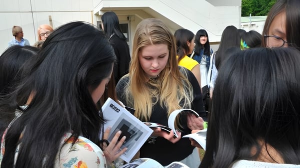 Eine Gruppe von Schülerinnen der International School of Creative Arts diskutiert gemeinsam bei einer Aktivität.