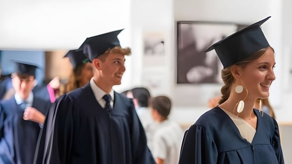 Absolventinnen und Absolventen der International School San Patricio Toledo feiern ihre Graduierung in akademischen Gewändern.
