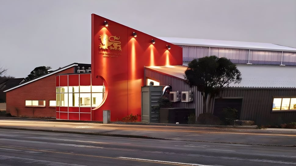 Das James Hargest College zeigt ein großes rotes und oranges Gebäude mit markanter dreieckiger Fassade.