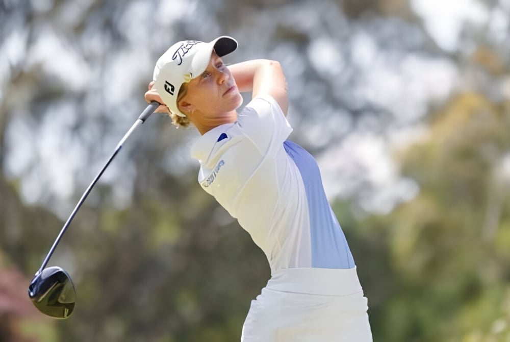 Ein Schüler der James Nash State High School schlägt einen Golfball auf dem grünen Golfplatz.