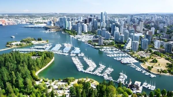 Blick auf die Stadtlandschaft mit Wolkenkratzern und einer Marina nahe der J.N. Burnett Secondary School.
