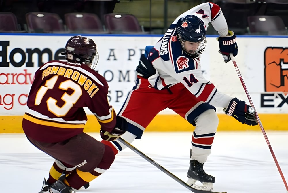 Zwei Hockeyspieler führen auf dem Eis ein Face-off auf dem Gelände des John F. Ross Collegiate Vocational Institute durch.