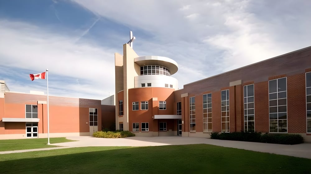 Das moderne mehrstöckige Gebäude der John McCrae Secondary School mit kanadischer Flagge und gepflegtem Rasen im Vordergrund.