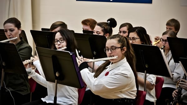 Eine Gruppe Schülerinnen und Schüler arbeitet konzentriert in einem Klassenraum der John McCrae Secondary School.