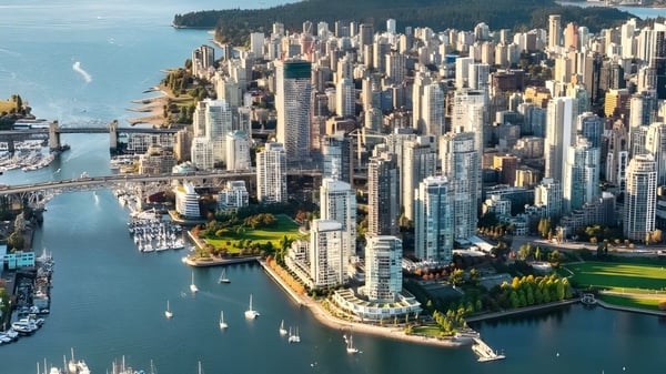 Blick auf die Hafenfront mit Wolkenkratzern vor der John Oliver Secondary School.
