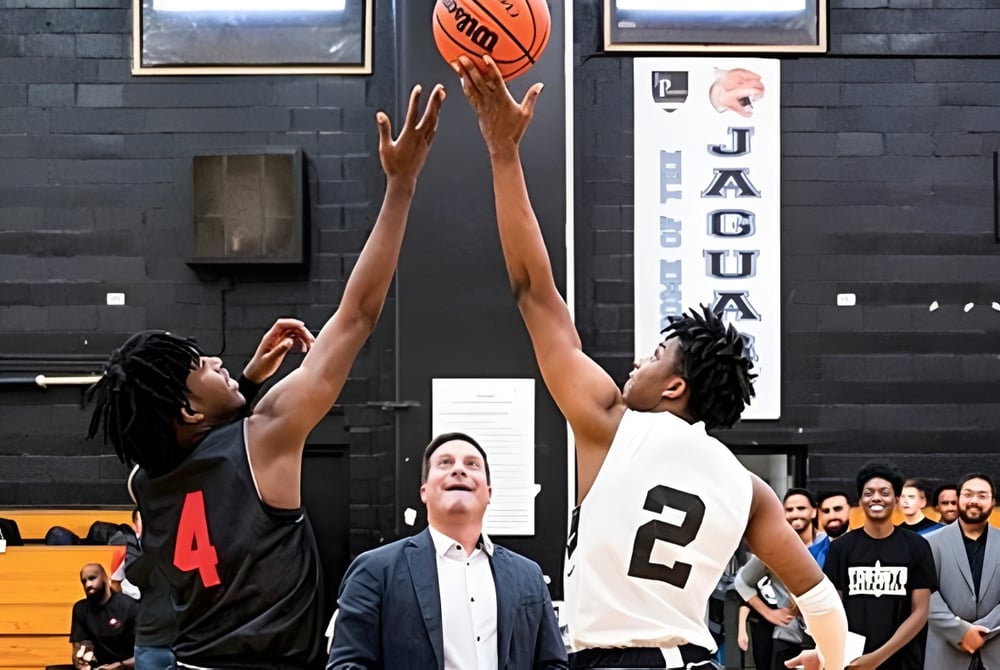 Zwei Basketballspieler kämpfen um den Ball auf dem Spielfeld des John Polanyi Collegiate Institute.
