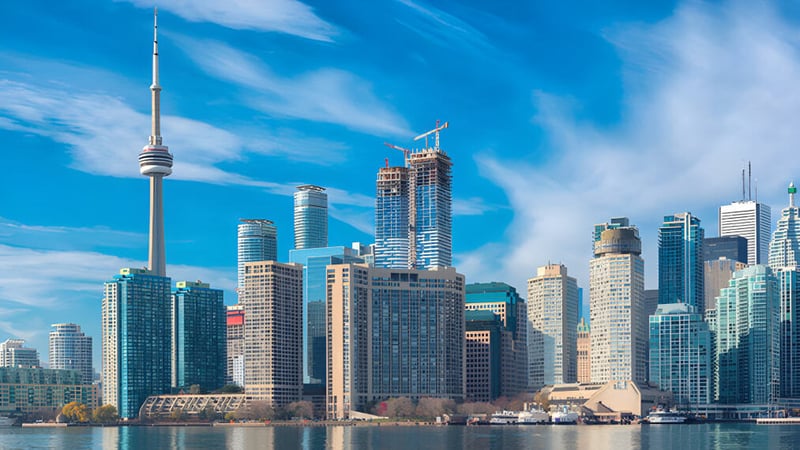 Blick auf die Stadtlandschaft mit Wolkenkratzern und einem markanten Sendeturm nahe dem John Polanyi Collegiate Institute.