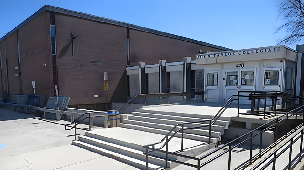 Das mehrstöckige Backsteingebäude mit Eingang und Treppen auf dem Campus des John Taylor Collegiate.
