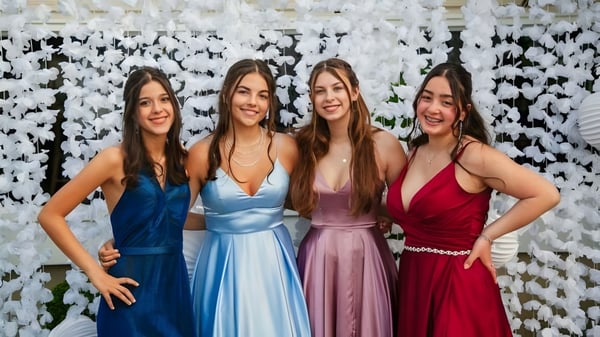 Vier Schülerinnen der Johnston Heights Secondary School posieren gemeinsam vor einem weißen Hintergrund.