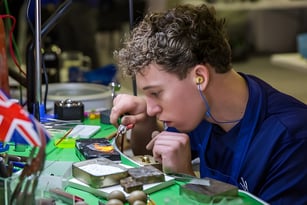 Ein Schüler der Johnston Heights Secondary School arbeitet konzentriert an einer Aufgabe in einer Werkstatt.