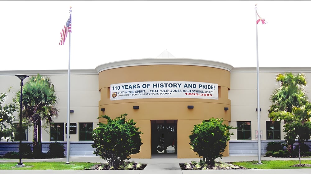 Das Gebäude der Jones High School mit dem großen Schild 