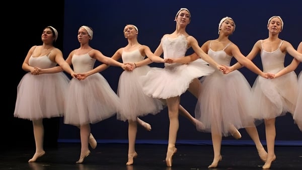 Eine Gruppe von Ballerinas führt eine Tanzaufführung auf der Bühne der JSerra Catholic High School auf.