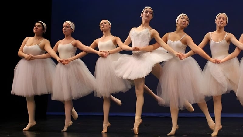 Eine Gruppe von Ballerinas führt eine Tanzaufführung auf der Bühne der JSerra Catholic High School auf.